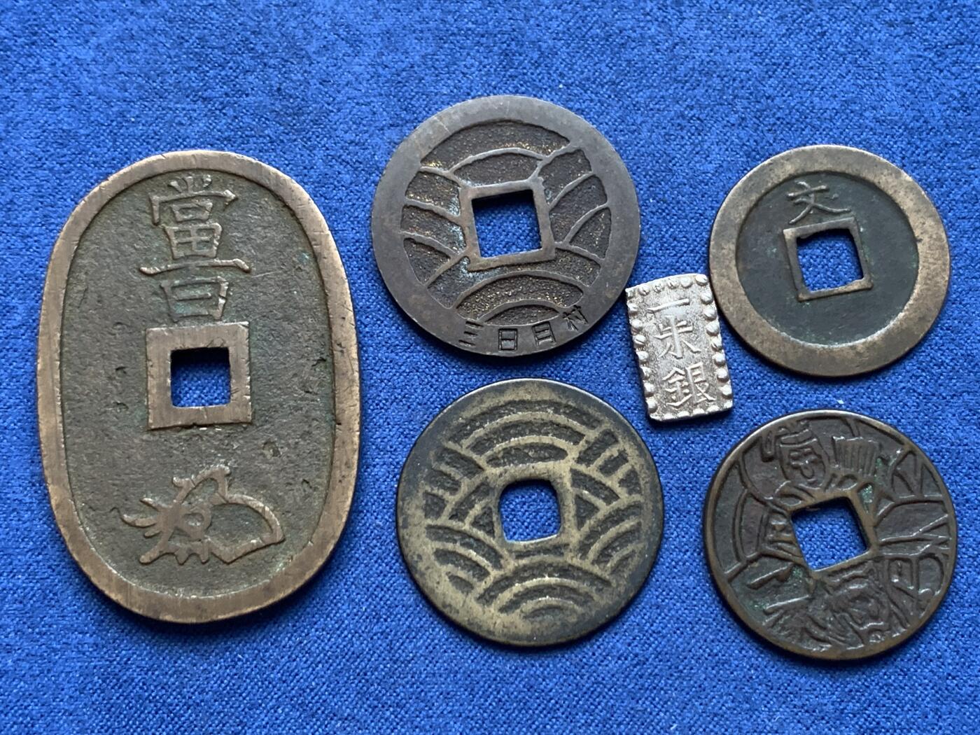 《竞宝斋》第410场 周日，周一，2场连拍 （全场包邮） 6枚一组 天保通宝1枚，宽永背三日月村1枚，宽永背文1枚，宽永背21波，日本一朱银1枚，日本八幡太神花钱1枚