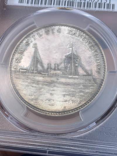 《竞宝斋》第410场 周日，周一，2场连拍 （全场包邮） PCGS SP63 德国1900年庚子八国联军侵华天津大沽口炮战银章 镜面原味深色包浆 透出蓝紫色虹彩 德式深邃 柏林造币厂 正面德舰伊尔提斯号 背面海河入海口渤海湾防御工事地图 标注了渤海湾，清军船坞，兵营，南炮台，北炮台等等以及海上中炮燃烧的舰船 呈现海战战场炮火连天 战况激烈生动场面 中国题材名誉品种