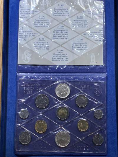 《竞宝斋》第410场 周日，周一，2场连拍 （全场包邮） 原册未拆 意大利 1986 套币，内含2枚银币。