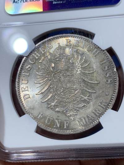 《竞宝斋》第410场 周日，周一，2场连拍 （全场包邮） NGC MS63 德国 普鲁士 1888年 三皇 5马克 银币 包浆五彩值得入手