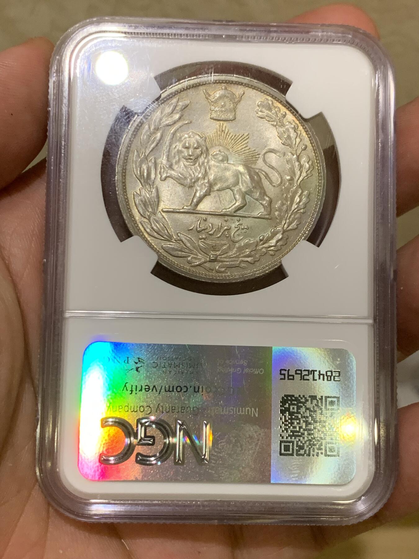 《竞宝斋》第410场 周日，周一，2场连拍 （全场包邮） NGC MS64 伊朗1927年礼萨汗戎装像5000D大银币 列宁格勒厂 细节深打 光度极好 油墨彩包浆 建议重评加分