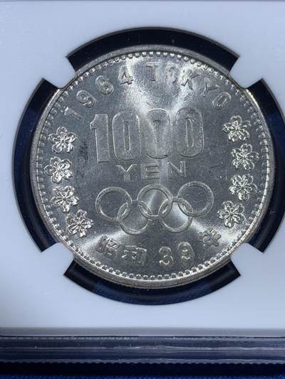 《竞宝斋》第410场 周日，周一，2场连拍 （全场包邮） 两枚一组 NGC MS65 日本1964年奥运银币 状态都很不错 近期银价非涨 盒子币几乎没有溢价了 性价比很高