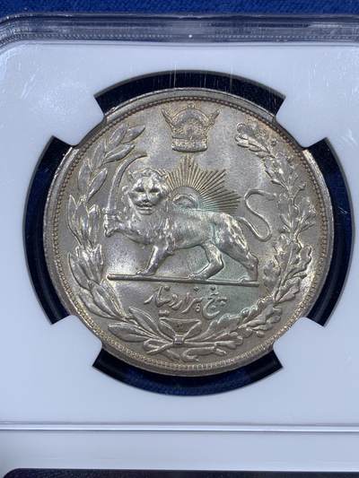 《竞宝斋》第410场 周日，周一，2场连拍 （全场包邮） NGC MS64 伊朗1927年礼萨汗戎装像5000D大银币 列宁格勒厂 细节深打 光度极好 油墨彩包浆 建议重评加分