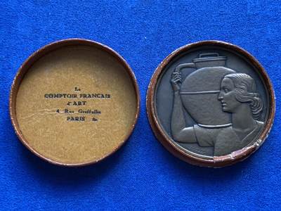 《竞宝斋》第410场 周日，周一，2场连拍 （全场包邮） 名家名作国家铸币师托马斯卡地亚作女神铜章 59.2克 49.9mm 三角铜标 带盒