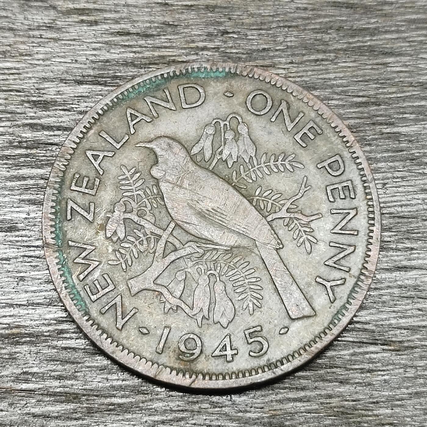 【铜匠收藏】★第130场★散币场，无佣金，30包邮。不满30元，支付5元运费。《接受代拍 代送NGC评级》 新西兰 1945年 1便士 铜币 簇胸吸蜜鸟