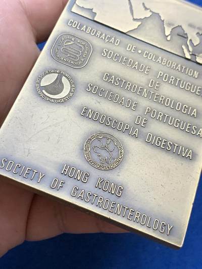 《竞宝斋》第410场 周日，周一，2场连拍 （全场包邮） 1985年澳门大铜章，国际消化学大会纪念章，215克，60*89.7mm，大三牌坊设计精美，罕见。