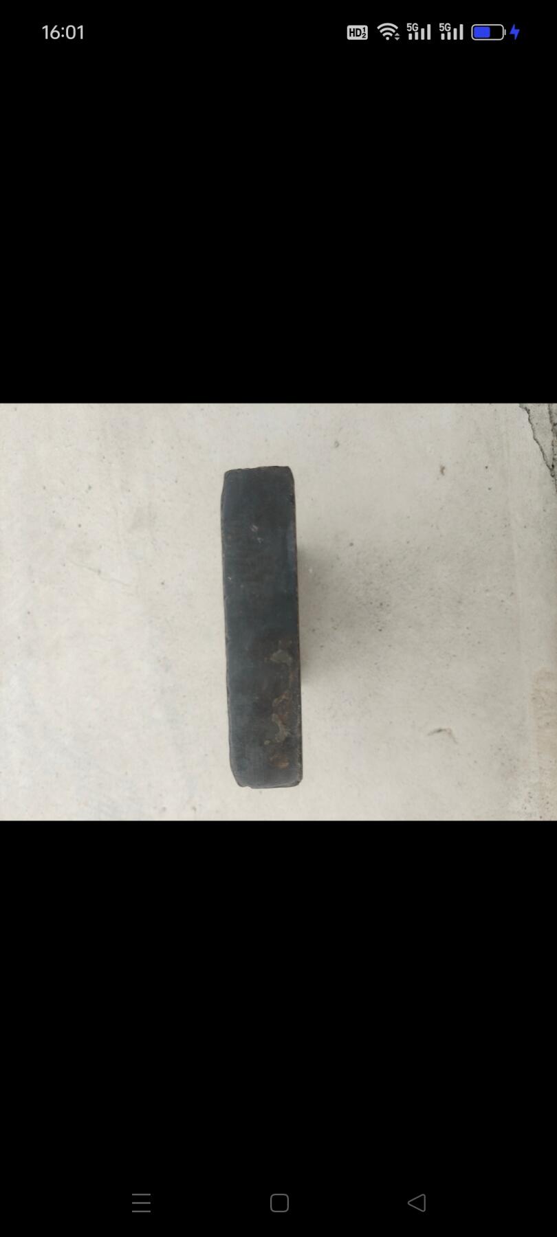 明代紫石砚台一块，尺寸如图，石质细腻，砚池有使用痕迹，边缘有轻微磕碰。年代久远，适合收藏或实用