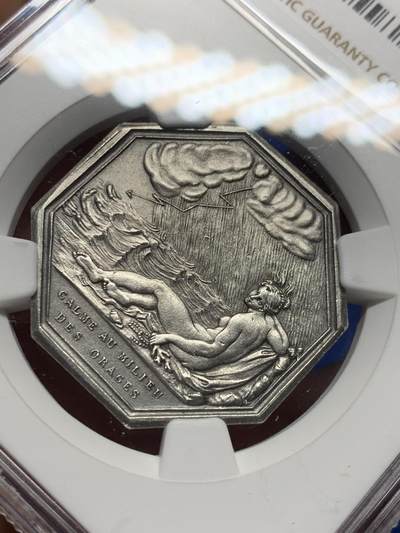 《竞宝斋》第410场 周日，周一，2场连拍 （全场包邮） NGC MS64 法国镀银铜质八角代币，高分，正面有一位半裸神祇，悠然躺卧在波涛中，风暴和闪电在远方酝酿，脚下流水环绕。下方铭文“CALME AU MILIEU DES ORAGES”（风暴中的宁静）寓意从容面对危机。