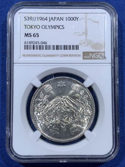 《竞宝斋》第410场 周日，周一，2场连拍 （全场包邮） 两枚一组 NGC MS65 日本1964年奥运银币 状态都很不错 近期银价非涨 盒子币几乎没有溢价了 性价比很高