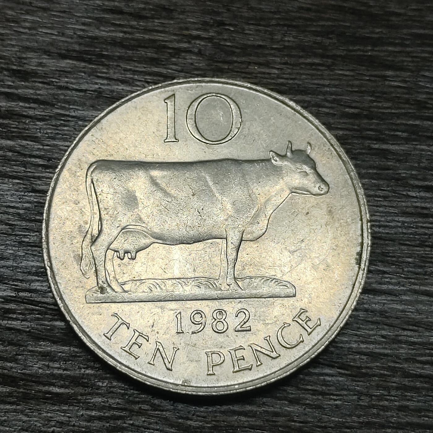 【铜匠收藏】★第130场★散币场，无佣金，30包邮。不满30元，支付5元运费。《接受代拍 代送NGC评级》 1982年 根西岛 10便士 牛