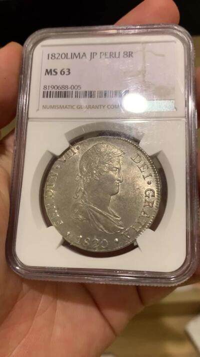 《竞宝斋》第410场 周日，周一，2场连拍 （全场包邮） NGC MS63 西属秘鲁 1820 LIMA JP 费七人像双柱 8瑞尔 双面深打