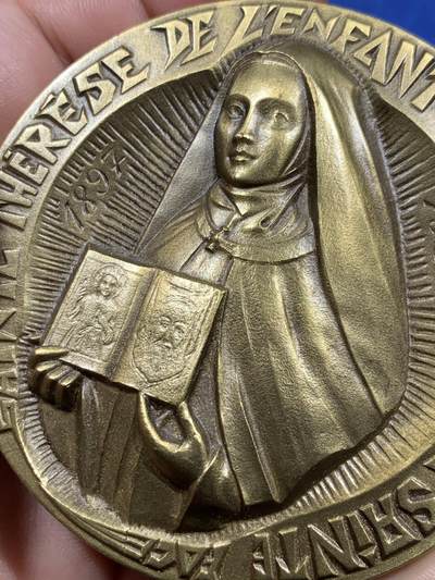 《竞宝斋》第410场 周日，周一，2场连拍 （全场包邮） 法国圣特蕾莎修女会大铜章 原盒 直径72.5mm 重量192.6g BRONZE边铭