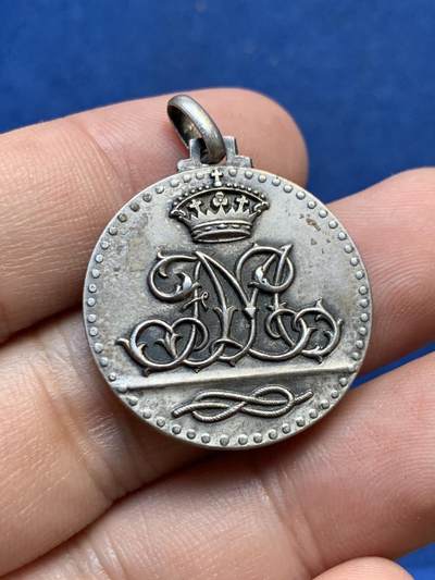 《竞宝斋》第410场 周日，周一，2场连拍 （全场包邮） 双天使银质婚章 在1938年的二战岁月 有这样的订制确实不易 带吊环重约7.9克 26.6mm