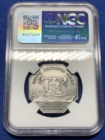 《竞宝斋》第410场 周日，周一，2场连拍 （全场包邮） NGC MS64 法国镀银铜质八角代币，高分，正面有一位半裸神祇，悠然躺卧在波涛中，风暴和闪电在远方酝酿，脚下流水环绕。下方铭文“CALME AU MILIEU DES ORAGES”（风暴中的宁静）寓意从容面对危机。