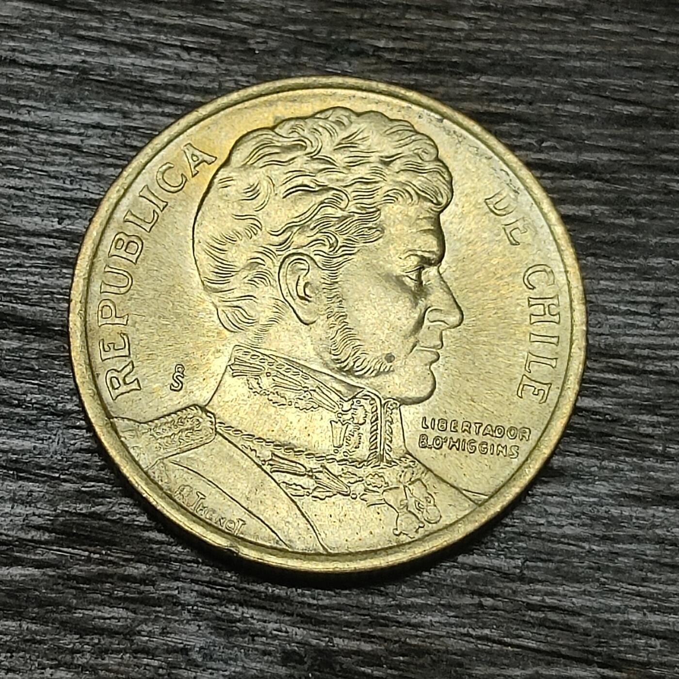 【铜匠收藏】★第130场★散币场，无佣金，30包邮。不满30元，支付5元运费。《接受代拍 代送NGC评级》 智利 2000年 10比索 铝青铜币 独立战争领袖奥希金斯