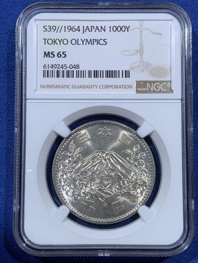《竞宝斋》第410场 周日，周一，2场连拍 （全场包邮） 两枚一组 NGC MS65 日本1964年奥运银币 状态都很不错 近期银价非涨 盒子币几乎没有溢价了 性价比很高