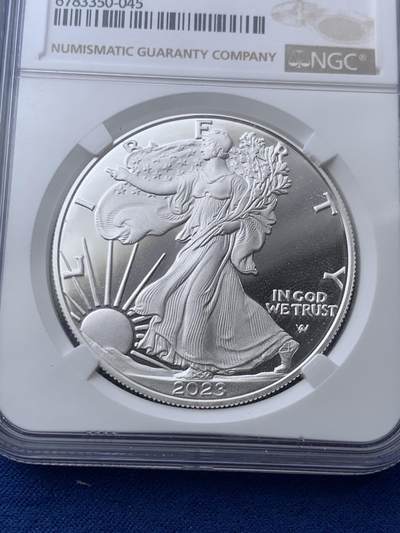 《竞宝斋》第410场 周日，周一，2场连拍 （全场包邮） NGC PF70UC 美国2023年鹰洋自由行走女神扬翅鹰1美元精制银币，PROOF精制币，币面清爽干净又漂亮，打制精美，状态一流，冠军分。 备注：盒子背面下方有裂。