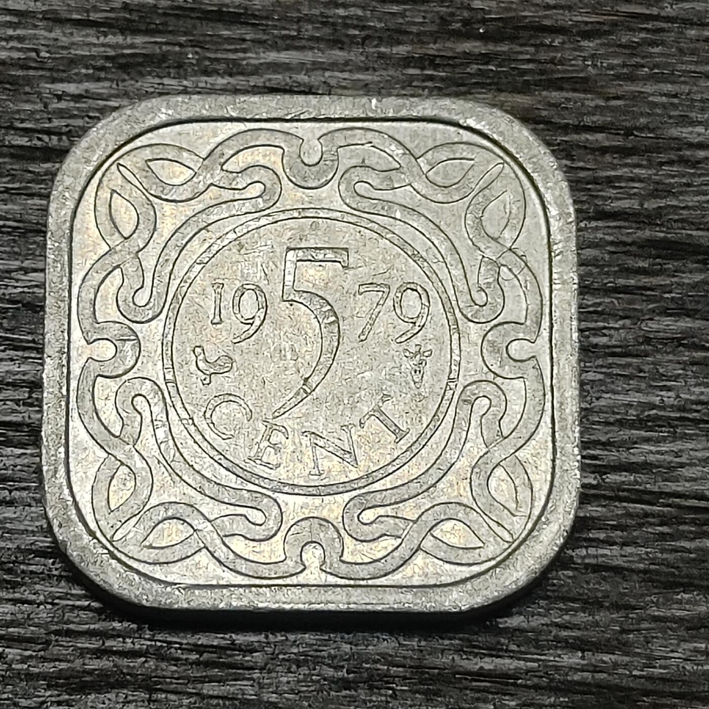 【铜匠收藏】★第130场★散币场，无佣金，30包邮。不满30元，支付5元运费。《接受代拍 代送NGC评级》 苏里南 1979年 5分 铝制方形币