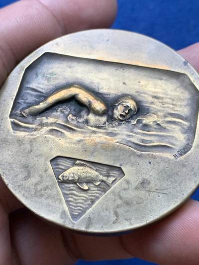 《竞宝斋》第410场 周日，周一，2场连拍 （全场包邮） 法国运动协会游泳比赛铜章 61.6克 49.8mm 丰饶角铜标