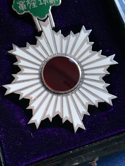 《竞宝斋》第410场 周日，周一，2场连拍 （全场包邮） 日本勋六等单光旭日章 银质 红色旭日和紫绿桐花完整为经典七宝烧 红白绶带 略章齐全 木质原盒刻字清晰