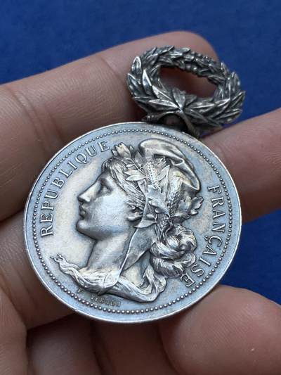 《竞宝斋》第410场 周日，周一，2场连拍 （全场包邮） 名家名作VERNON 1902年法属阿尔及利亚全国电机师和电气司机联合会纪念银章 带环重约18.3克 36.7mm