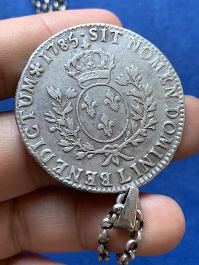 《竞宝斋》第410场 周日，周一，2场连拍 （全场包邮） 1785年路易十六1埃居银币 带链子重约38.2克 41.2mm 链子材质不明