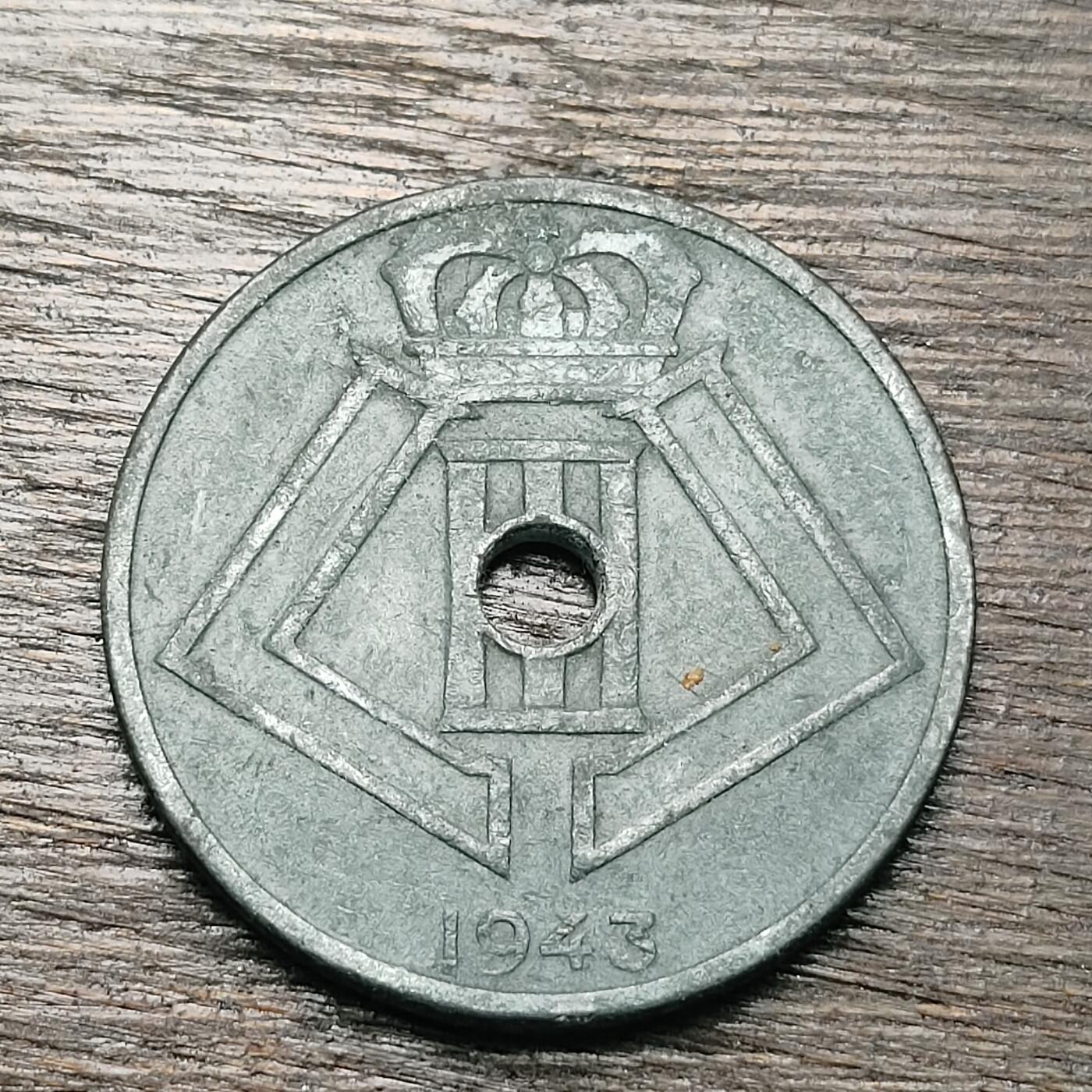 【铜匠收藏】★第130场★散币场，无佣金，30包邮。不满30元，支付5元运费。《接受代拍 代送NGC评级》 二战比利时 1943年 25分 圆孔币 锌币