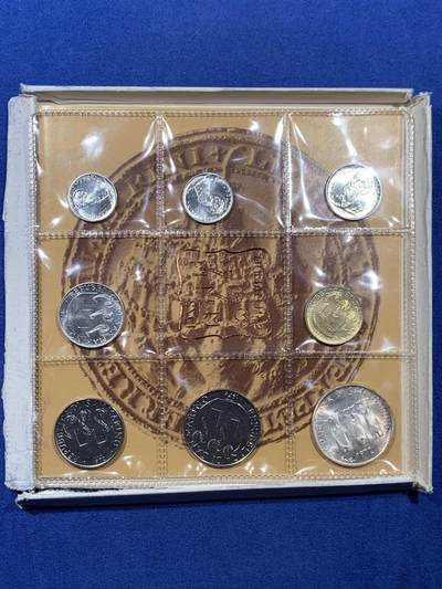 《竞宝斋》第410场 周日，周一，2场连拍 （全场包邮） 原盒证书 圣马力诺1972年8枚封装套币 其中一枚500里拉是银币 证书里带全套72年邮票8张 非常稀少