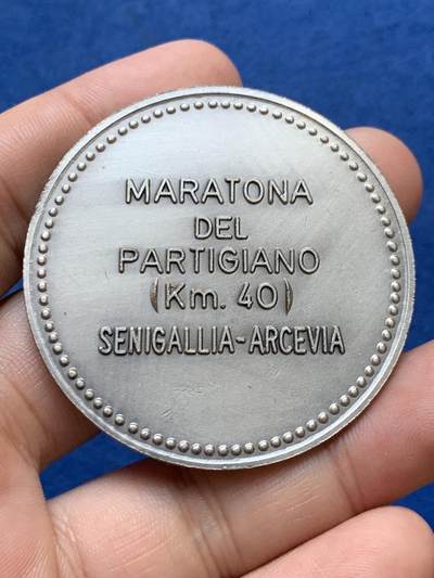 《竞宝斋》第410场 周日，周一，2场连拍 （全场包邮） 意大利塞尼加利亚-阿尔切维亚马拉松纪念章 43.9克 50.2mm