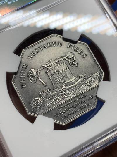 《竞宝斋》第410场 周日，周一，2场连拍 （全场包邮） NGC MS64 法国镀银铜质八角代币，高分，正面有一位半裸神祇，悠然躺卧在波涛中，风暴和闪电在远方酝酿，脚下流水环绕。下方铭文“CALME AU MILIEU DES ORAGES”（风暴中的宁静）寓意从容面对危机。