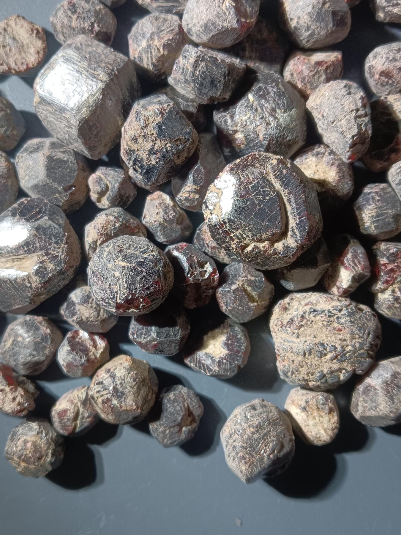 68期回流戒指饰品杂件纪念章丝路钱币专场 石榴石原石(一斤)