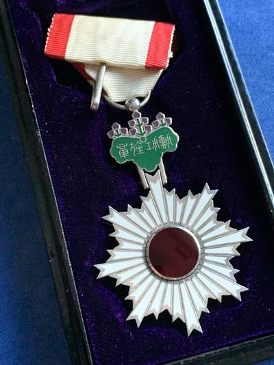 《竞宝斋》第410场 周日，周一，2场连拍 （全场包邮） 日本勋六等单光旭日章 银质 红色旭日和紫绿桐花完整为经典七宝烧 红白绶带 略章齐全 木质原盒刻字清晰