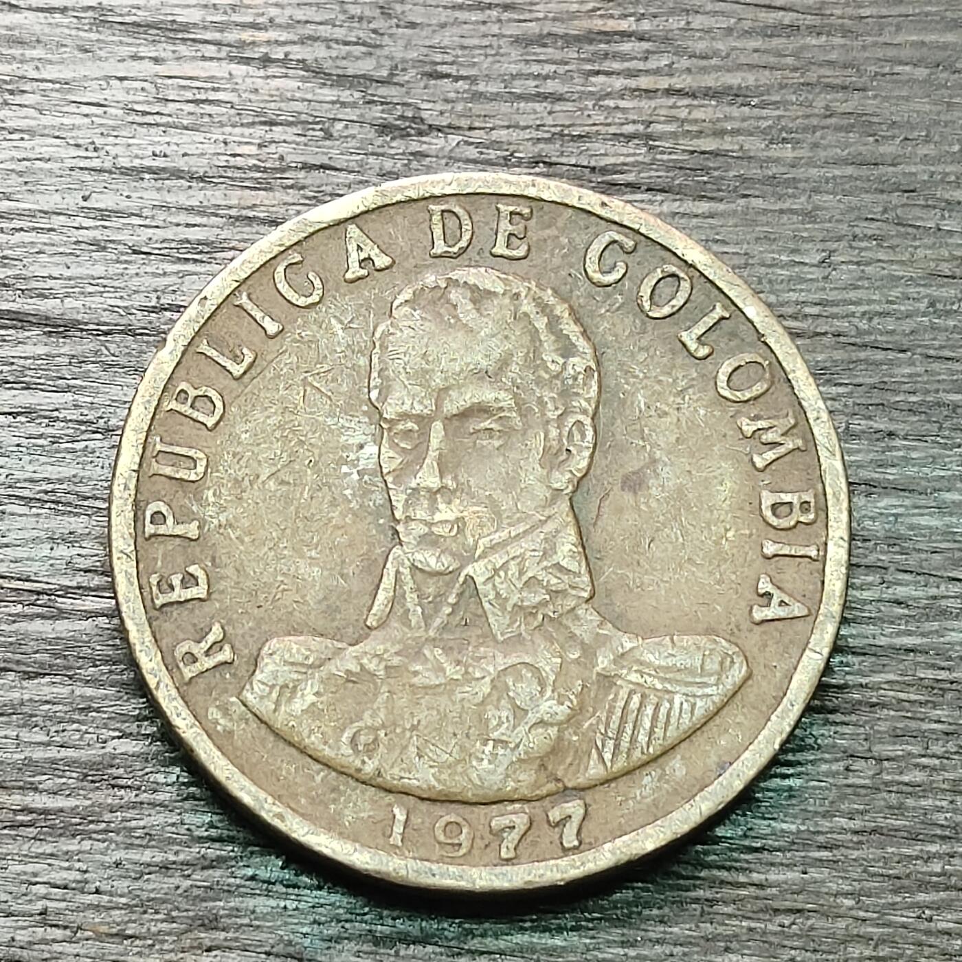 【铜匠收藏】★第130场★散币场，无佣金，30包邮。不满30元，支付5元运费。《接受代拍 代送NGC评级》 哥伦比亚 1977年 2比索 铜镍币 西蒙·玻利瓦尔