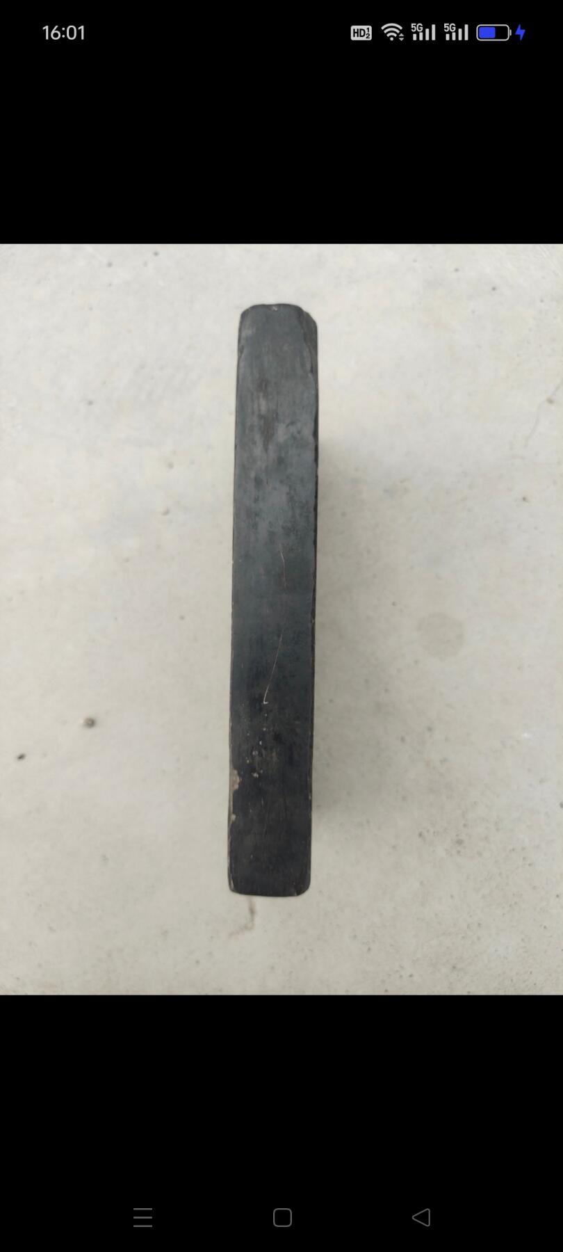 明代紫石砚台一块，尺寸如图，石质细腻，砚池有使用痕迹，边缘有轻微磕碰。年代久远，适合收藏或实用