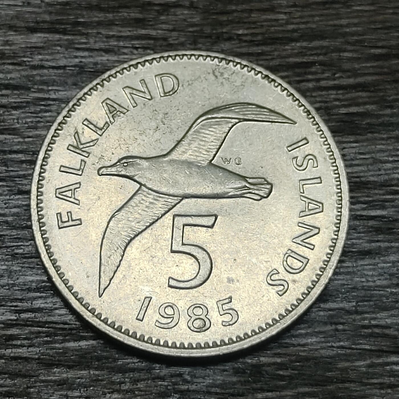 【铜匠收藏】★第130场★散币场，无佣金，30包邮。不满30元，支付5元运费。《接受代拍 代送NGC评级》 福克兰群岛 5便士 1985年