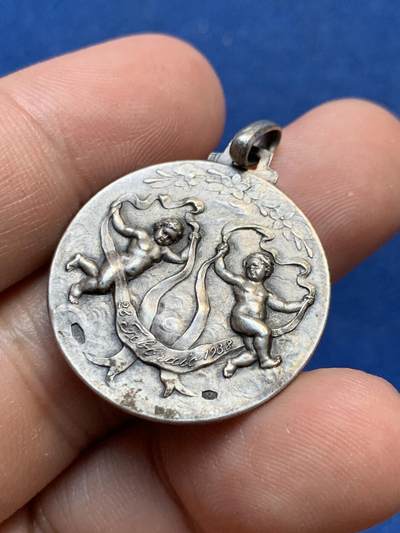 《竞宝斋》第410场 周日，周一，2场连拍 （全场包邮） 双天使银质婚章 在1938年的二战岁月 有这样的订制确实不易 带吊环重约7.9克 26.6mm