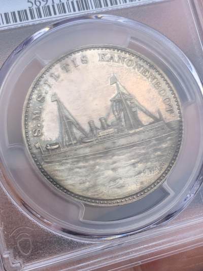 《竞宝斋》第410场 周日，周一，2场连拍 （全场包邮） PCGS SP63 德国1900年庚子八国联军侵华天津大沽口炮战银章 镜面原味深色包浆 透出蓝紫色虹彩 德式深邃 柏林造币厂 正面德舰伊尔提斯号 背面海河入海口渤海湾防御工事地图 标注了渤海湾，清军船坞，兵营，南炮台，北炮台等等以及海上中炮燃烧的舰船 呈现海战战场炮火连天 战况激烈生动场面 中国题材名誉品种