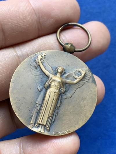 《竞宝斋》第410场 周日，周一，2场连拍 （全场包邮） 法国一战胜利纪念铜章 带环重约20.6克 35.2mm