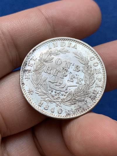 《竞宝斋》第410场 周日，周一，2场连拍 （全场包邮） 英属印度1840年维多利亚双辫1卢比银币 状态非常好