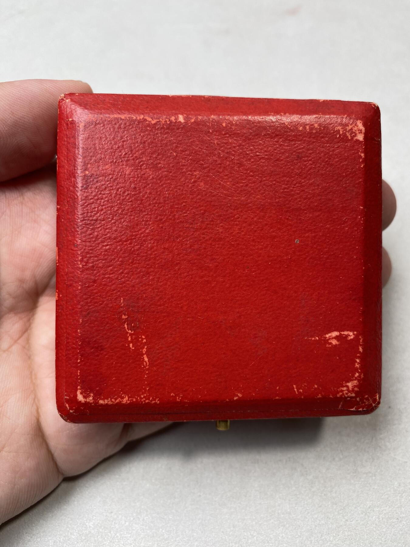 万国钱币拍卖第051期 NGC MS65 1903年意大利教皇国庇护十世登基纪念大银章 精制镜面幻视七彩高浮雕十字交叉的月桂树枝上的教皇徽章异常漂亮 原盒一并拍出 43.5MM 35.95G