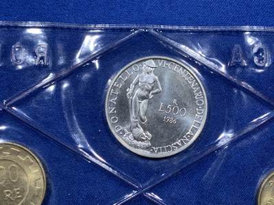 《竞宝斋》第410场 周日，周一，2场连拍 （全场包邮） 原册未拆 意大利 1986 套币，内含2枚银币。