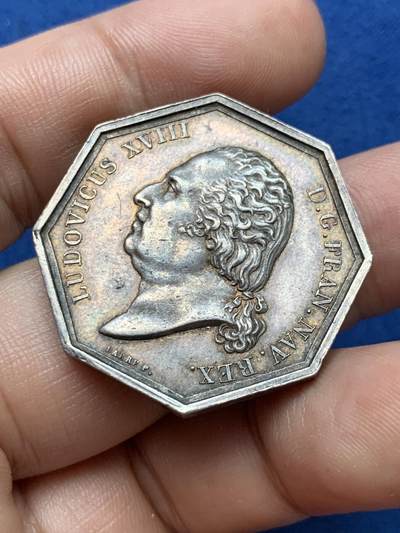 《竞宝斋》第410场 周日，周一，2场连拍 （全场包邮） 法国1818里昂地区八角银质代币 左脚扛旗 18.15克 32.4mm 早期无边铭