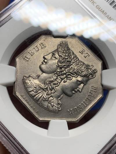 《竞宝斋》第410场 周日，周一，2场连拍 （全场包邮） NGC MS64 高分  苦与乐，婚姻系列中最精彩一枚，正面图案为苦与乐双面神，背面责任一对爱情的小天使，一个正在摘取带刺的玫瑰（玫瑰代表婚姻与爱情），一个被被玫瑰刺扎伤正在哭泣，像极了爱情的苦与乐