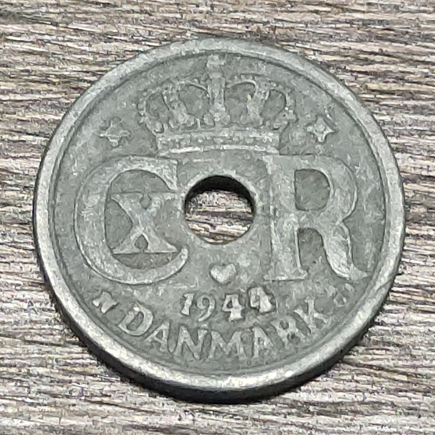 【铜匠收藏】★第130场★散币场，无佣金，30包邮。不满30元，支付5元运费。《接受代拍 代送NGC评级》 1944年 丹麦 10欧尔 中孔锌币