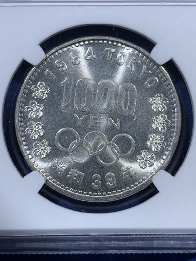 《竞宝斋》第410场 周日，周一，2场连拍 （全场包邮） 两枚一组 NGC MS65 日本1964年奥运银币 状态都很不错 近期银价非涨 盒子币几乎没有溢价了 性价比很高