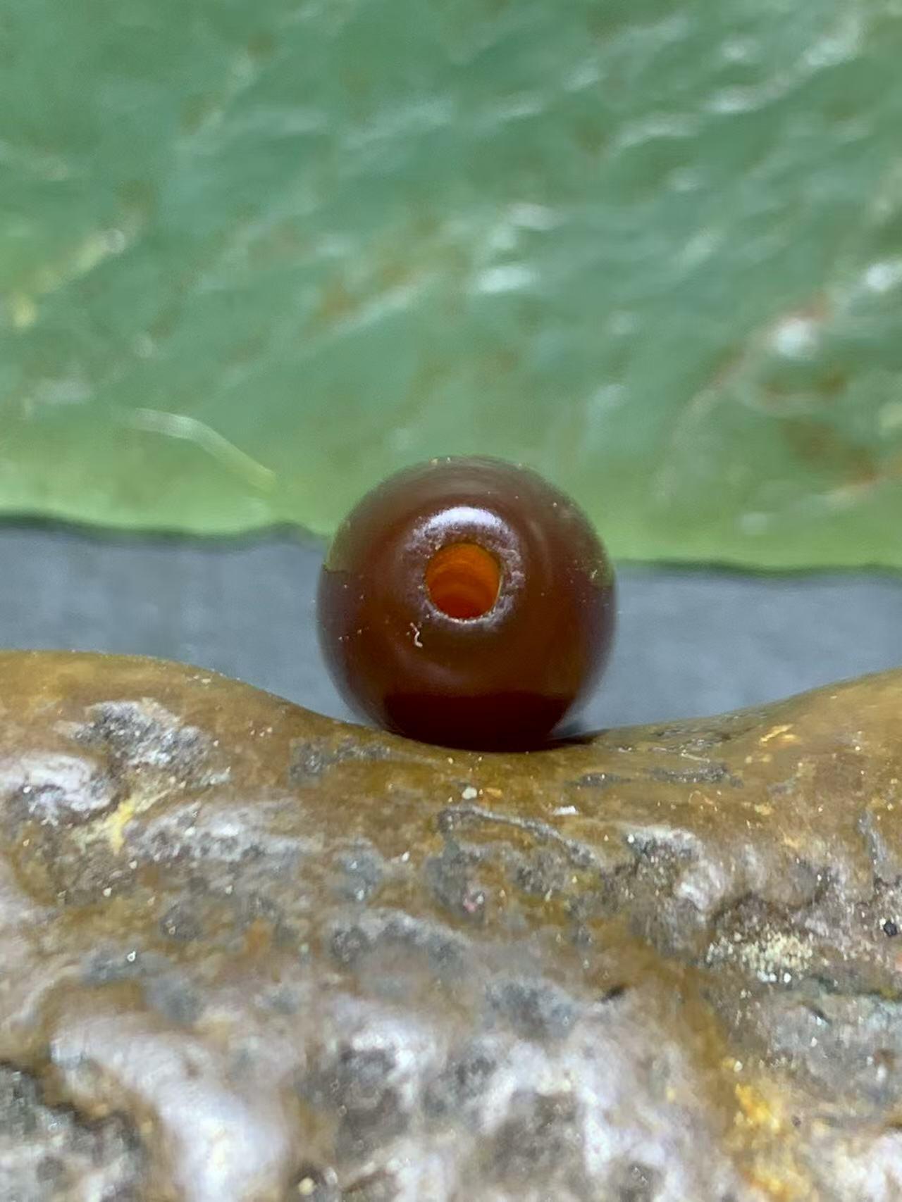 精美高玉化酒红色玛瑙随形通货桶珠一颗