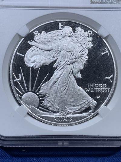 《竞宝斋》第410场 周日，周一，2场连拍 （全场包邮） NGC PF70UC 美国2023年鹰洋自由行走女神扬翅鹰1美元精制银币，PROOF精制币，币面清爽干净又漂亮，打制精美，状态一流，冠军分。 备注：盒子背面下方有裂。