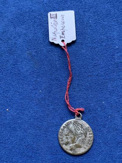 《竞宝斋》第410场 周日，周一，2场连拍 （全场包邮） 三枚一组 法国铜章 总重约85.3克 24.7-69.7mm