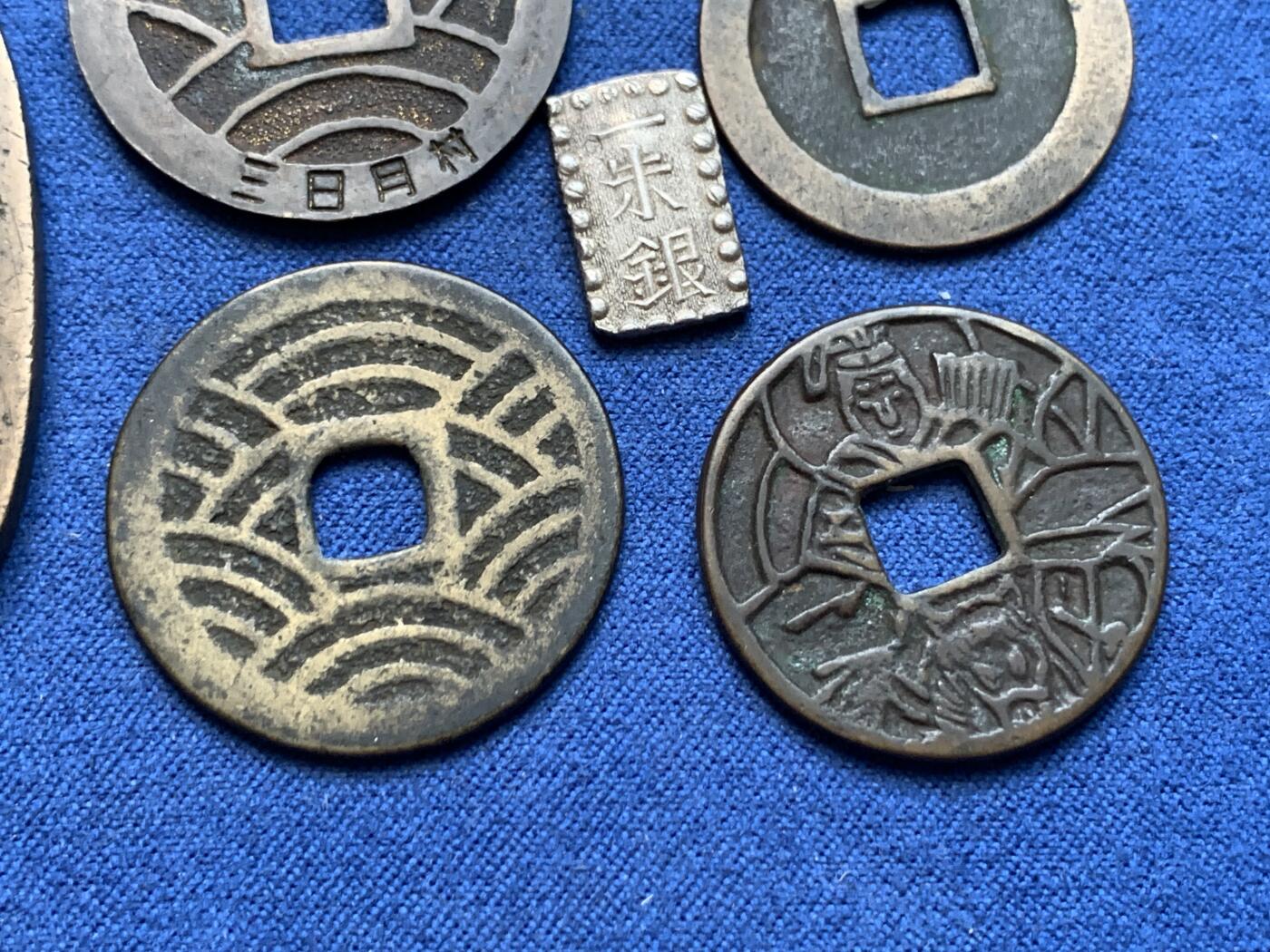 《竞宝斋》第410场 周日，周一，2场连拍 （全场包邮） 6枚一组 天保通宝1枚，宽永背三日月村1枚，宽永背文1枚，宽永背21波，日本一朱银1枚，日本八幡太神花钱1枚