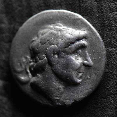 【良泉】第38期【直播场】9月18日晚19.30点开拍！ 组，西方古代钱币、丝路杂项专场  - 15.22克，公元前261-246年【古希腊】塞琉古王国，安条克二世打制，其父亲安条克一世头像，底格里斯河畔的塞琉西亚铸币厂，四德拉克马银币，边沿缺口疑似掺？不确定？